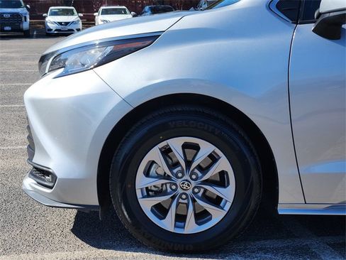 Certified 2022 Toyota Sienna LE image 7