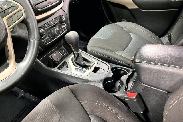 Used 2017 Jeep Cherokee Latitude w/ Comfort & Sound Group FWD image 18