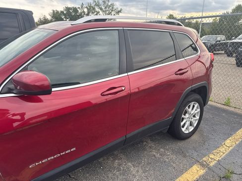 Used 2016 Jeep Cherokee Latitude w/ Cold Weather Group AWD/4WD image 12