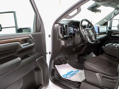 Used 2024 Chevrolet Silverado 3500 LT image 3