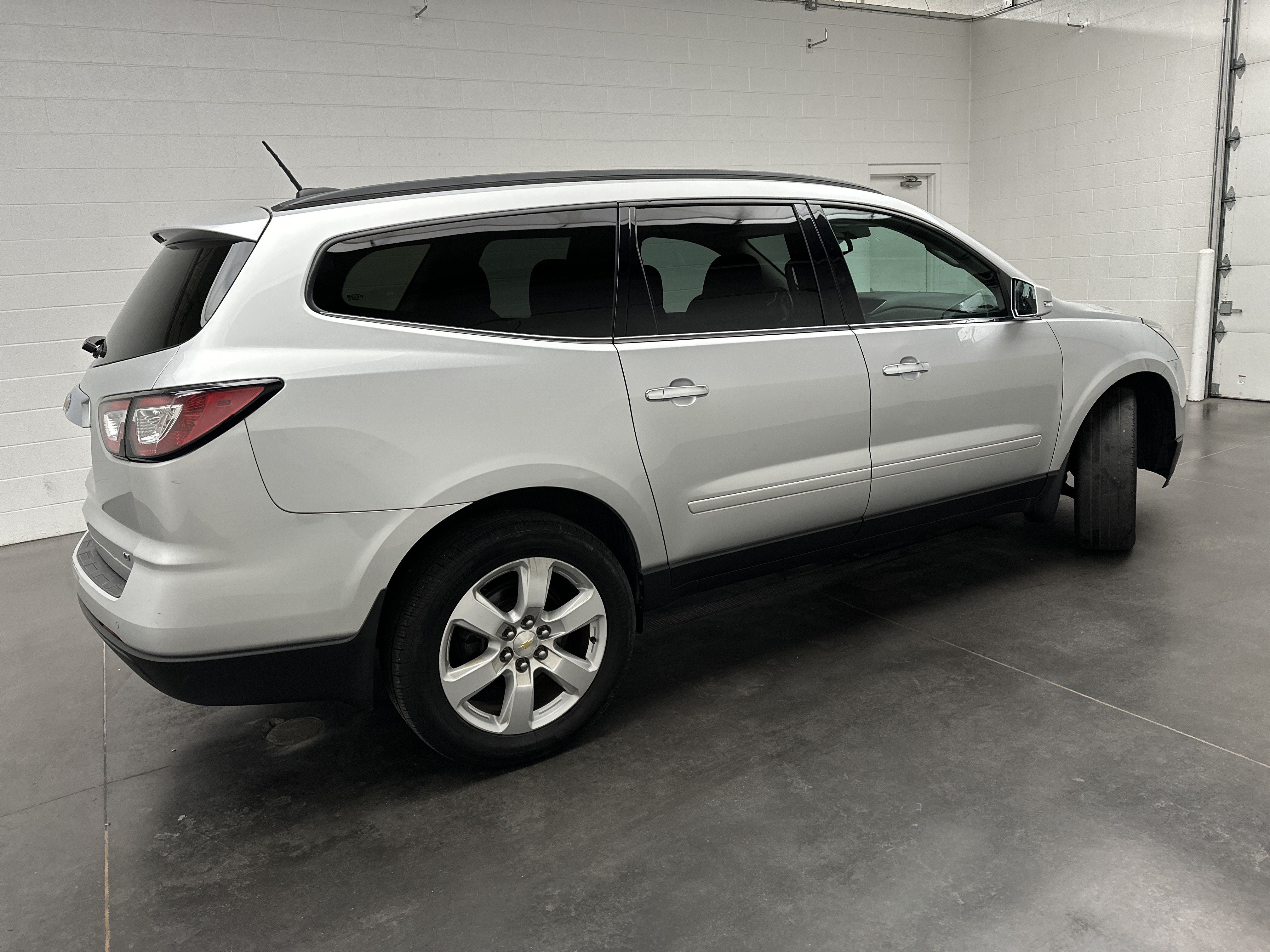 Used 2017 Chevrolet Traverse LT w/ Style and Technology Package FWD image 8