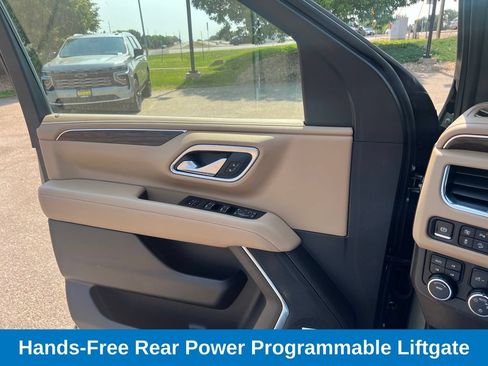 Used 2023 Chevrolet Suburban Premier w/ Advanced Technology Package AWD/4WD image 10