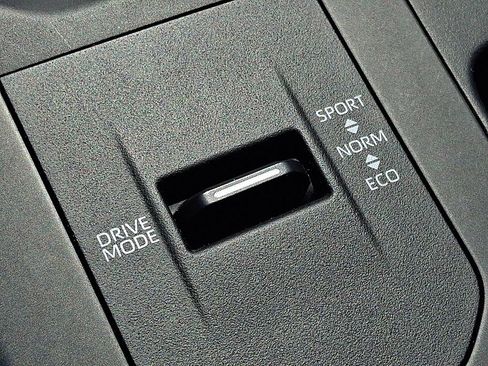 Certified 2025 Toyota Highlander LE FWD image 27
