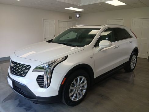Certified 2022 Cadillac XT4 Luxury w/ Cold Weather Package AWD/4WD image 4