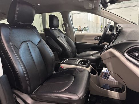 Used 2024 Chrysler Pacifica Touring-L AWD/4WD image 34