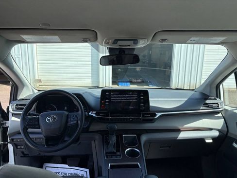 Used 2023 Toyota Sienna LE AWD/4WD image 18