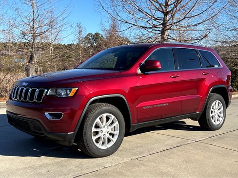 Used 2021 Jeep Grand Cherokee Laredo image 3
