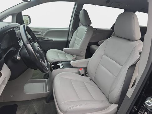 Used 2016 Toyota Sienna XLE image 16