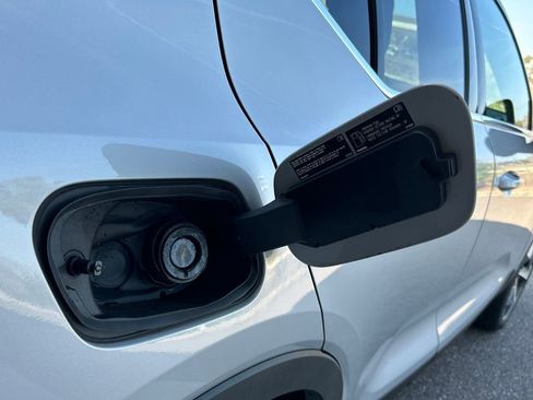 Used 2023 Volvo XC40 B5 Plus image 50