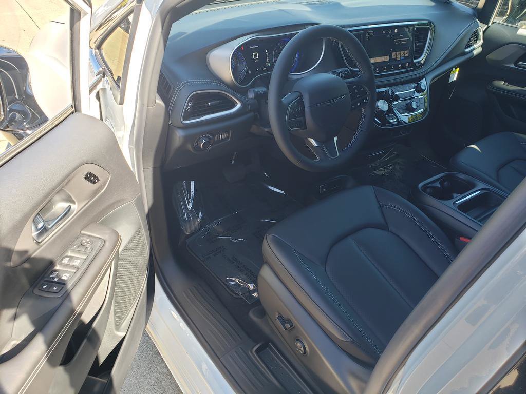New 2027 Chrysler Pacifica Select FWD image 5
