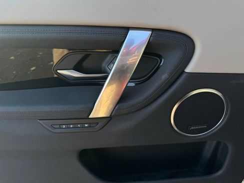 Used 2020 Land Rover Discovery Sport SE image 11