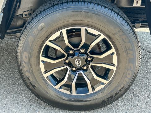 Used 2020 Toyota Tacoma TRD Sport w/ Technology Package RWD image 11