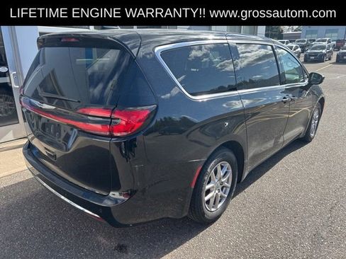 Used 2024 Chrysler Pacifica Touring-L FWD image 7