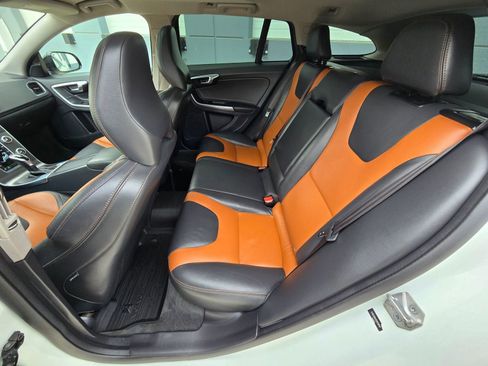 Used 2016 Volvo V60 T5 Cross Country w/ Convenience Package image 15