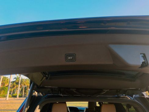 Used 2022 Cadillac Escalade ESV Premium Luxury image 56