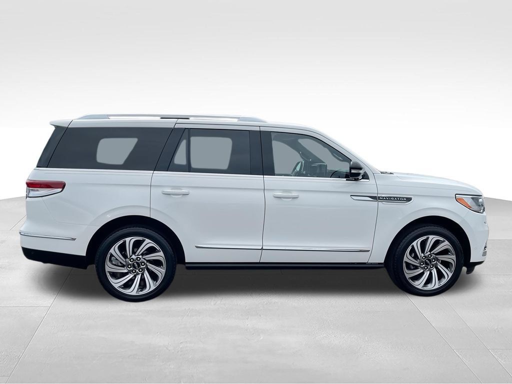 Used 2022 Lincoln Navigator Reserve AWD/4WD image 9