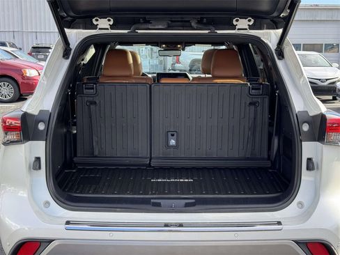 Used 2020 Toyota Highlander Limited Platinum image 16