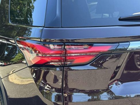 Used 2023 Chevrolet Traverse LT FWD image 13
