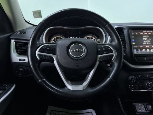 Used 2018 Jeep Cherokee Latitude Plus w/ Cold Weather Group FWD image 21