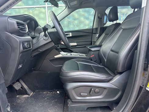 Used 2024 Ford Explorer XLT w/ Equipment Group 202A RWD image 8