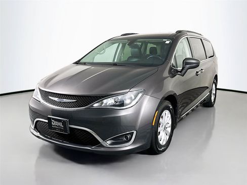 Used 2017 Chrysler Pacifica Touring-L FWD image 4
