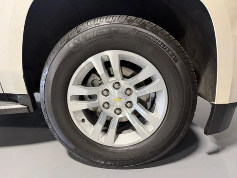 Used 2015 Chevrolet Suburban LT RWD image 9