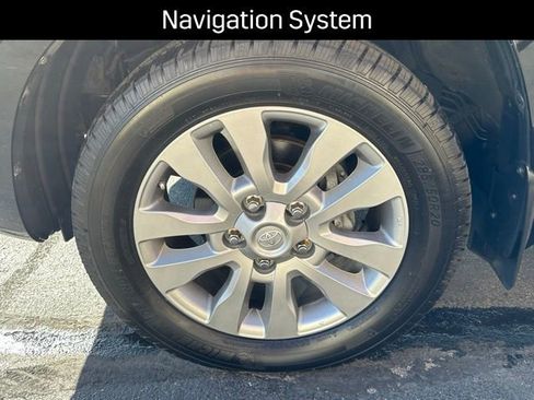 Used 2011 Toyota Land Cruiser image 17