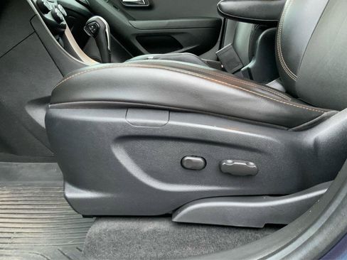Used 2018 Chevrolet Trax LT w/ LT Convenience Package FWD image 19