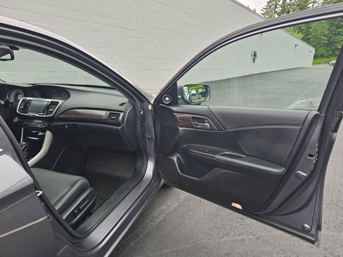 Used 2017 Honda Accord EX-L image 11