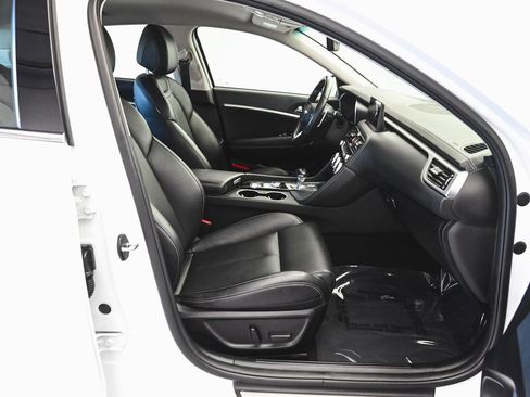 Used 2023 Genesis G70 2.0T image 32