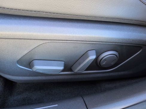 Certified 2025 Hyundai Elantra Limited image 18