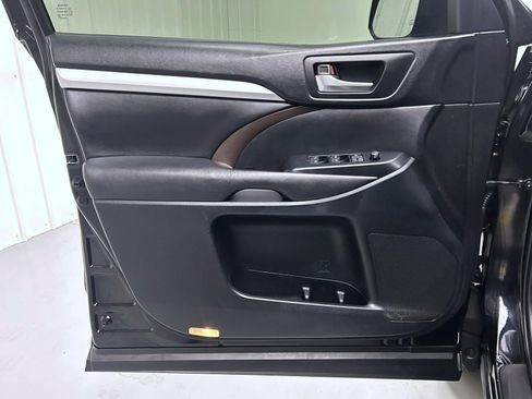 Used 2019 Toyota Highlander XLE image 9