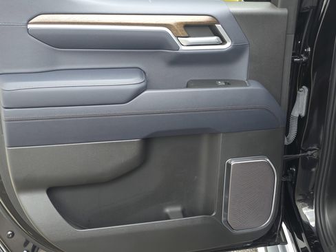 Used 2022 Chevrolet Silverado 1500 High Country w/ Technology Package image 32