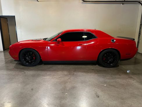 Used 2010 Dodge Challenger SRT8 image 2