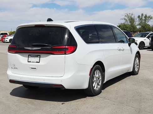 Used 2023 Chrysler Pacifica Touring-L image 4