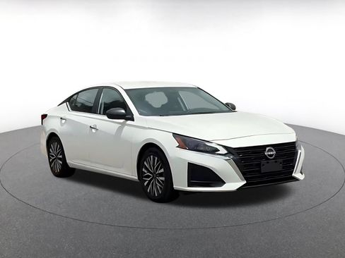 Used 2025 Nissan Altima 2.5 SV FWD image 4