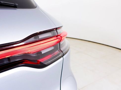 Certified 2026 Porsche Macan AWD/4WD image 11