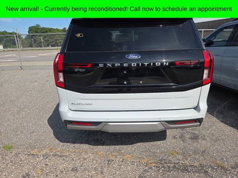 Used 2025 Ford Expedition Platinum w/ Driver's Package AWD/4WD image 6