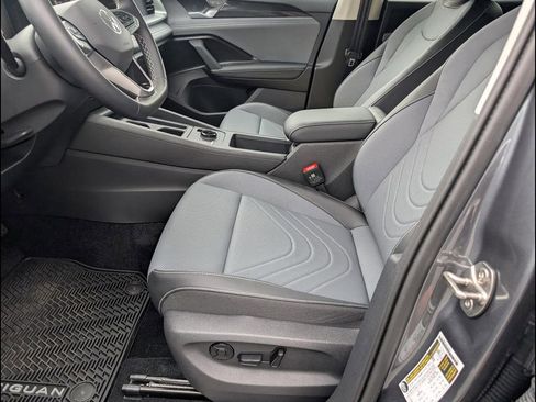 Used 2025 Volkswagen Tiguan SE image 10