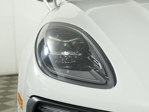 Used 2023 Porsche Macan Turbo image 11