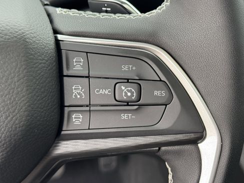 Used 2025 Jeep Grand Cherokee L Altitude AWD/4WD image 24