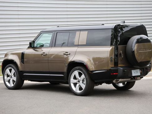 New 2026 Land Rover Defender 130 X-Dynamic SE AWD/4WD image 2
