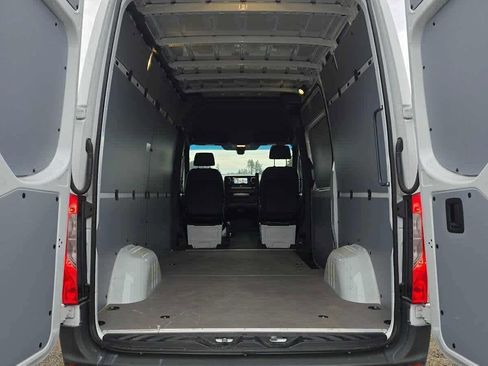 Used 2025 Mercedes-Benz Sprinter 2500 image 21