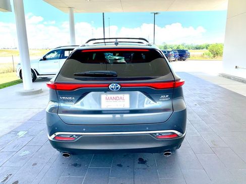 Used 2022 Toyota Venza XLE image 6