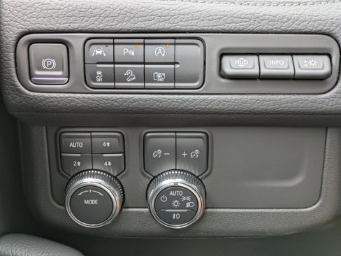 Used 2024 GMC Yukon XL Denali AWD/4WD image 23