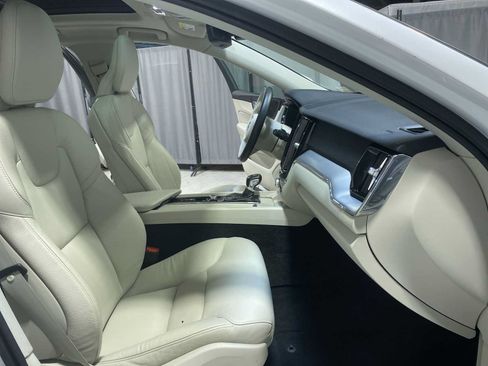 Used 2019 Volvo XC60 T5 Momentum w/ Multimedia Package AWD/4WD image 14