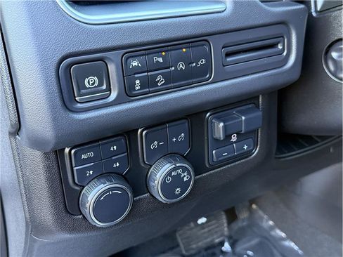 Used 2021 Chevrolet Tahoe Z71 w/ Z71 Signature Package image 12