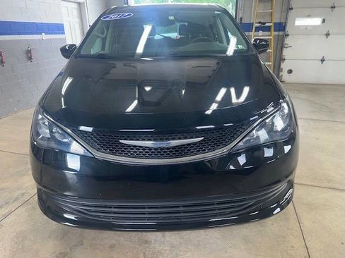 Used 2017 Chrysler Pacifica LX FWD image 2