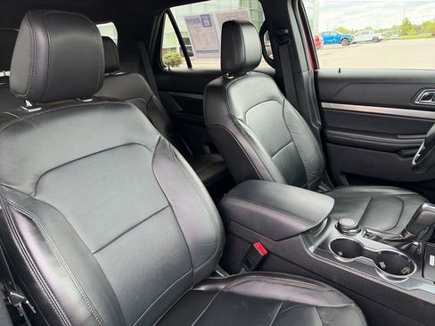 Used 2018 Ford Explorer XLT w/ Equipment Group 202A AWD/4WD image 12