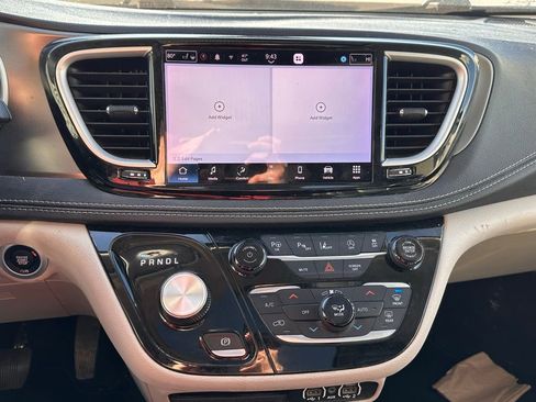 Used 2023 Chrysler Pacifica Touring-L w/ Uconnect Theater Family Group image 36